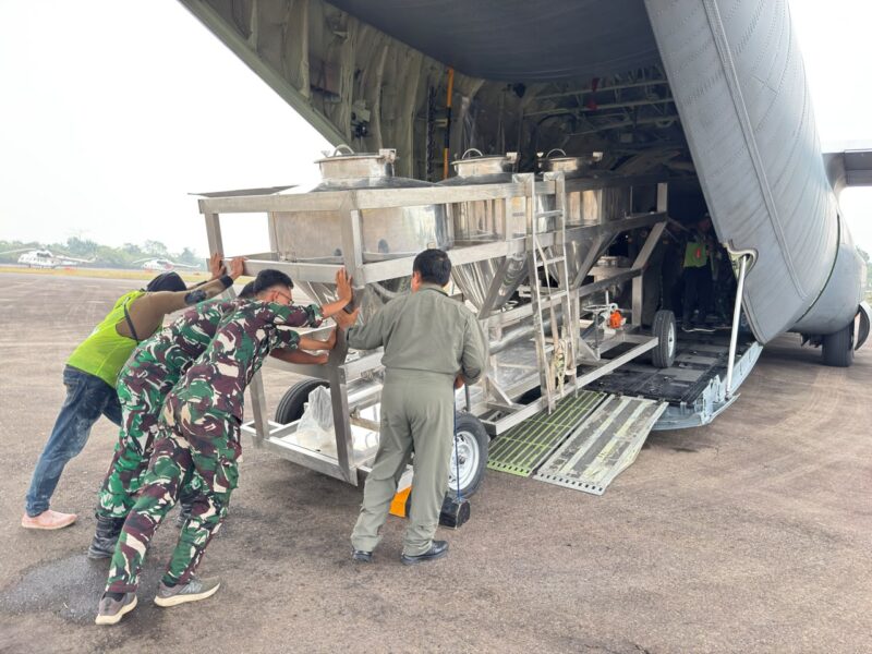 TNI bersama BMKG dan tim gabungan terus mengoptimalkan pengerahan Alutsista udara dalam Operasi Modifikasi Cuaca