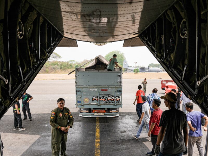 TNI terus mengintensifkan pengiriman pasokan logistik Operasi Modifikasi Cuaca (OMC) dari Posko Penerbangan Lanud Halim Perdanakusuma, Jakarta